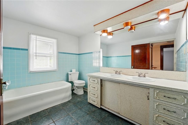 139 Wengler Ave, Sharon, PA 16146 - full bathroom featuring double vanity, tile patterned flooring, toilet, a garden tub, and wainscoting
