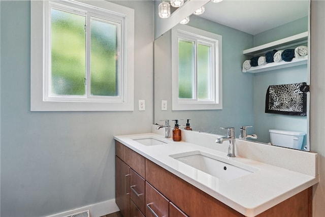 118 Eakin Ave, Ross Twp, PA 15214 - bathroom featuring double vanity and toilet