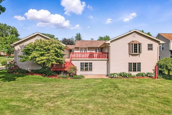 260 S Oakdale Ave, Hermitage, PA 16148 - back of house featuring a lawn and a wooden deck