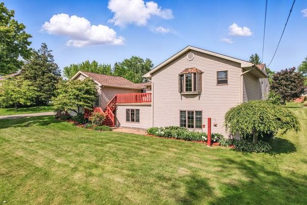260 S Oakdale Ave, Hermitage, PA 16148 - back of house with stairway and a yard