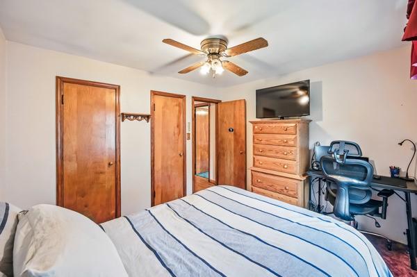 260 S Oakdale Ave, Hermitage, PA 16148 - bedroom featuring a ceiling fan and a closet