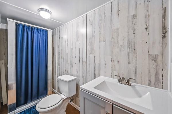 260 S Oakdale Ave, Hermitage, PA 16148 - full bathroom with toilet, vanity, and a shower with curtain