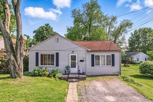 260 S Oakdale Ave, Hermitage, PA 16148 - bungalow-style house featuring a front lawn and driveway