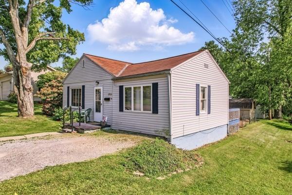 260 S Oakdale Ave, Hermitage, PA 16148 - view of front facade with a front yard and driveway