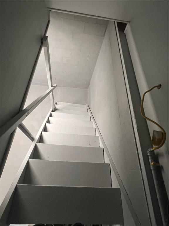 2617 S Hermitage Rd, Hermitage, PA 16148 - view of staircase