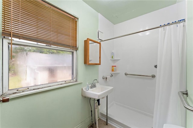 104 W Rd, Shaler, PA 15209 - full bathroom featuring curtained shower and baseboards