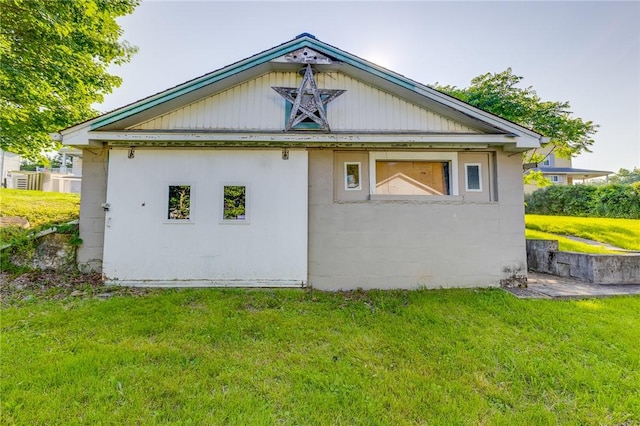 149-151 French St, Hempfield Twp Wml, PA 15601 - view of side of property featuring a lawn