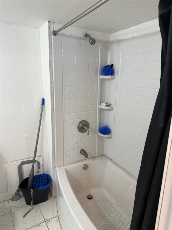 1704 High St, Spring Garden, PA 15212 - full bathroom featuring shower / bath combination with curtain