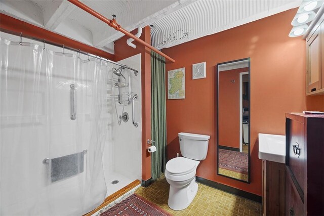 1536 Colwell St Unit 4, Downtown Pgh, PA 15219 - full bathroom with toilet, vanity, a shower with shower curtain, and baseboards