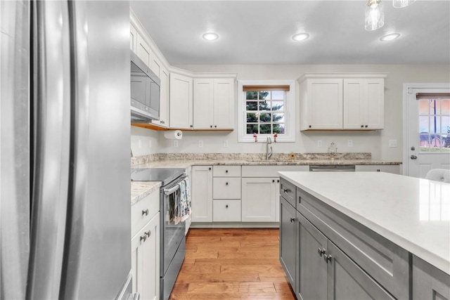 2246 Shannon Mills Dr, Connoquenessing Twp, PA 16053 - kitchen featuring appliances with stainless steel finishes, a sink, plenty of natural light, gray cabinetry, and recessed lighting