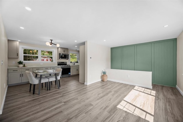 162 E Wedgewood Dr, Ross Twp, PA 15229 - dining area with light wood-style floors, baseboards, recessed lighting, and a decorative wall