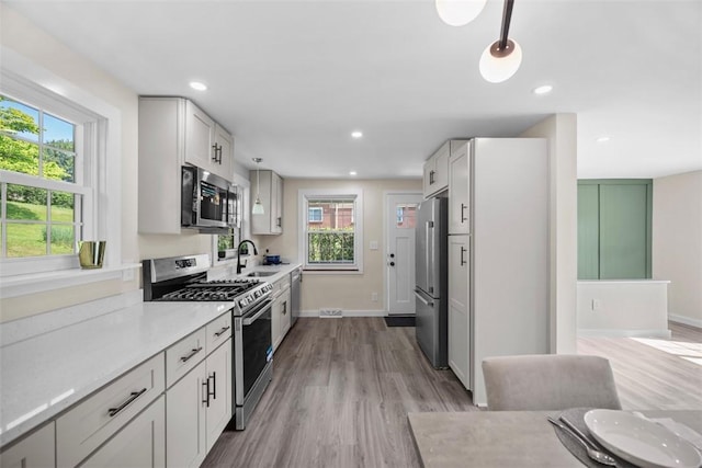 162 E Wedgewood Dr, Ross Twp, PA 15229 - kitchen with stainless steel appliances, light wood-style floors, light countertops, baseboards, and recessed lighting