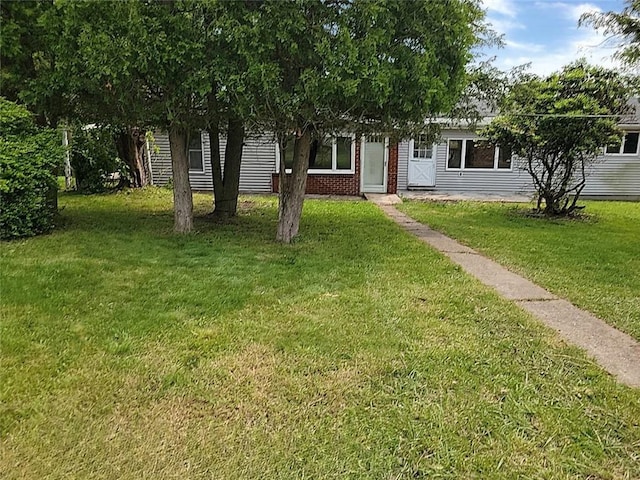 214 Washington Ave, Mount Pleasant Twp Was, PA 15340 - view of front of house featuring a front yard
