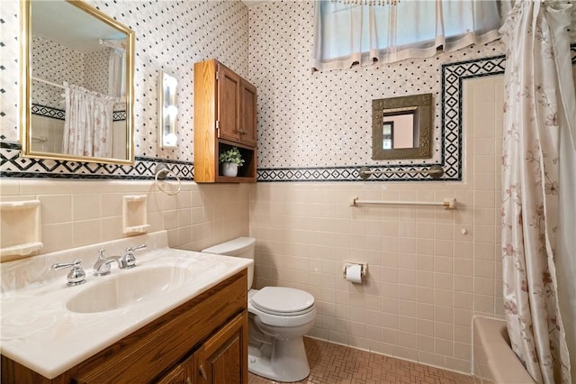 102 Colwyn Rd, Ross Twp, PA 15237 - full bath featuring tile walls, toilet, vanity, shower / bath combo with shower curtain, and tile patterned flooring