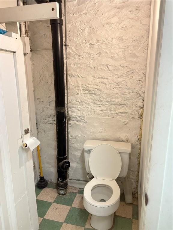 3884 E St, Perry Hilltop, PA 15214 - bathroom featuring tile patterned floors and toilet