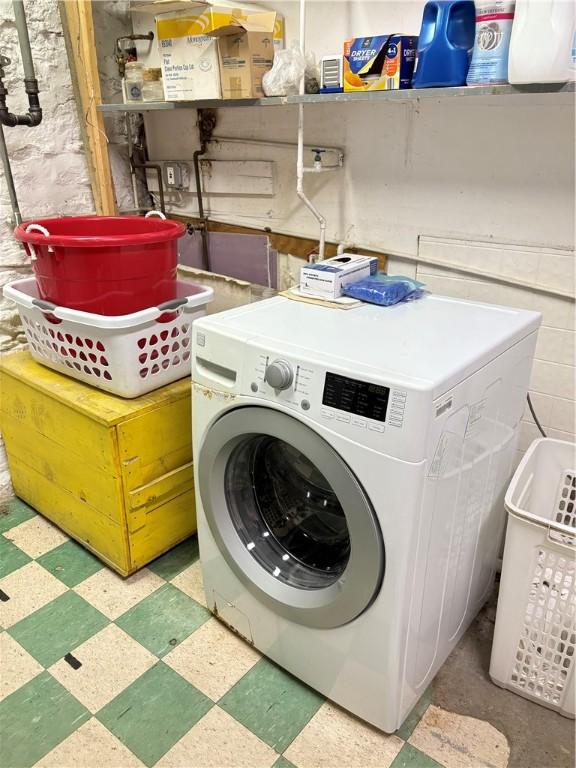3884 E St, Perry Hilltop, PA 15214 - laundry area featuring washer / clothes dryer and tile patterned floors