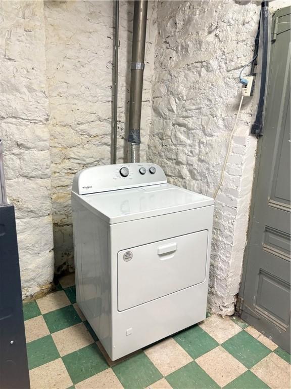 3884 E St, Perry Hilltop, PA 15214 - laundry area featuring washer / clothes dryer and light flooring
