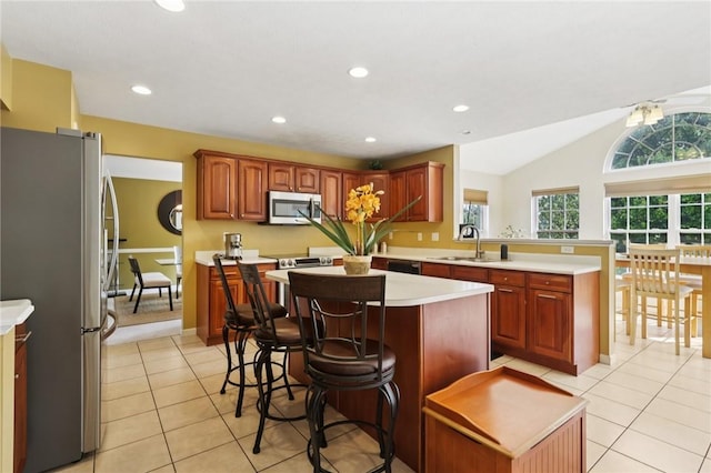 4324 Grandview Dr, Richland, PA 15044 - kitchen featuring stainless steel appliances, a sink, a kitchen island, a breakfast bar area, and light countertops