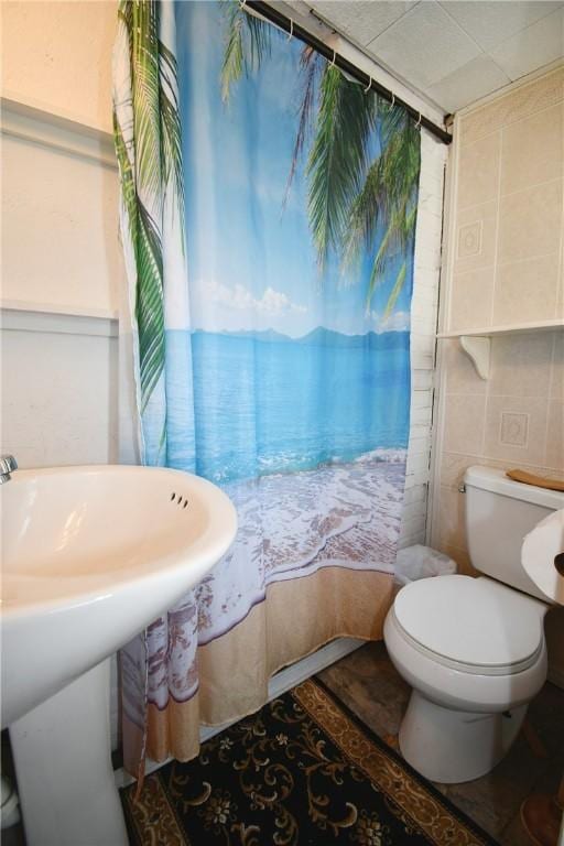 21 Leon Rd, Green Tree, PA 15220 - bathroom featuring toilet, a shower with curtain, and tile walls