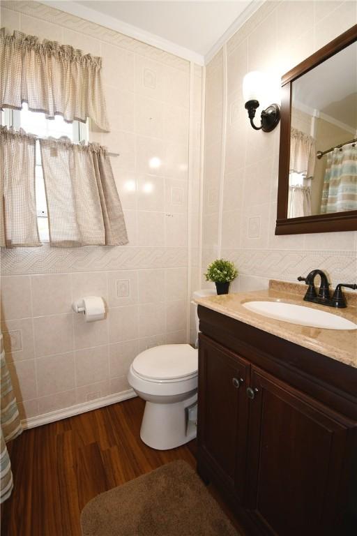 21 Leon Rd, Green Tree, PA 15220 - full bath featuring toilet, vanity, wood finished floors, tile walls, and crown molding