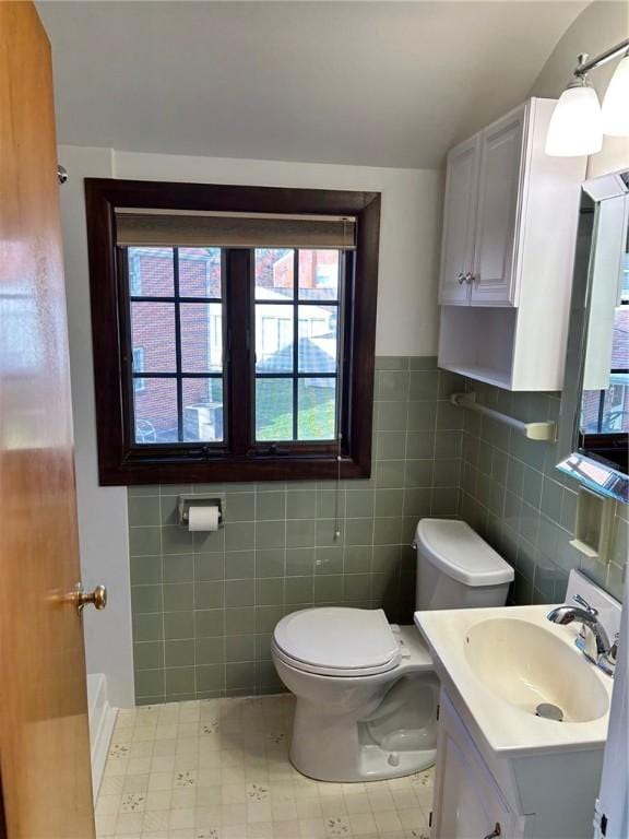 114 Tillotson Cir, Ross Twp, PA 15237 - bathroom featuring vanity, toilet, and tile walls