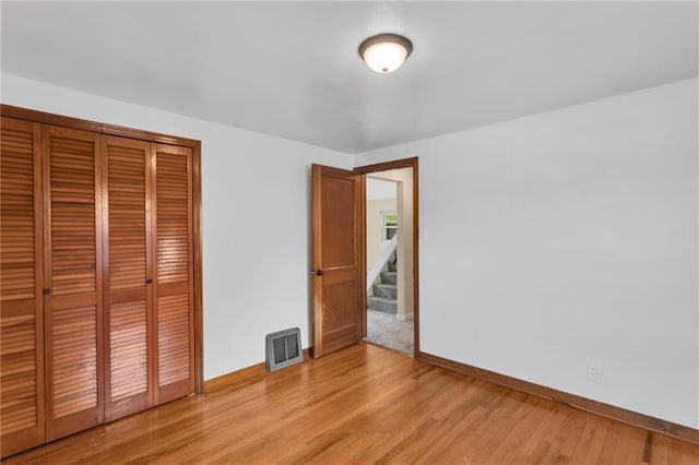 427 Cedar St, Jeannette, PA 15644 - unfurnished bedroom featuring baseboards, light wood-style floors, and a closet