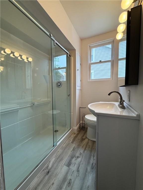 610 Southern Ave, Mt Washington, PA 15211 - full bath with vanity, toilet, wood finished floors, a shower stall, and baseboards