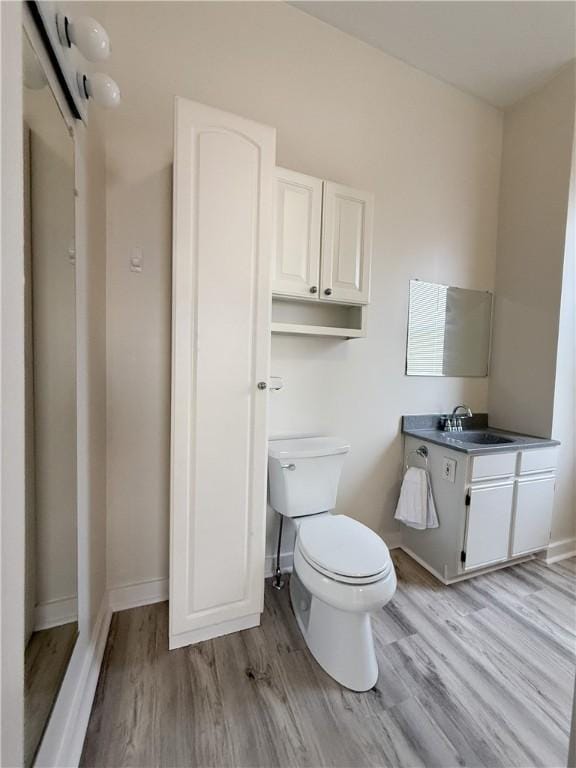 610 Southern Ave, Mt Washington, PA 15211 - bathroom with wood finished floors, toilet, vanity, and baseboards