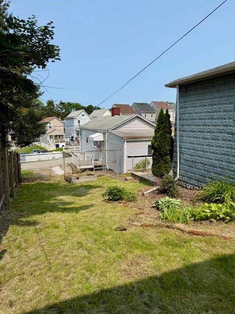 610 Southern Ave, Mt Washington, PA 15211 - view of yard featuring a residential view