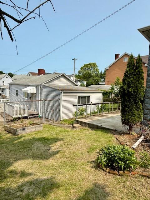 610 Southern Ave, Mt Washington, PA 15211 - view of yard with a patio area