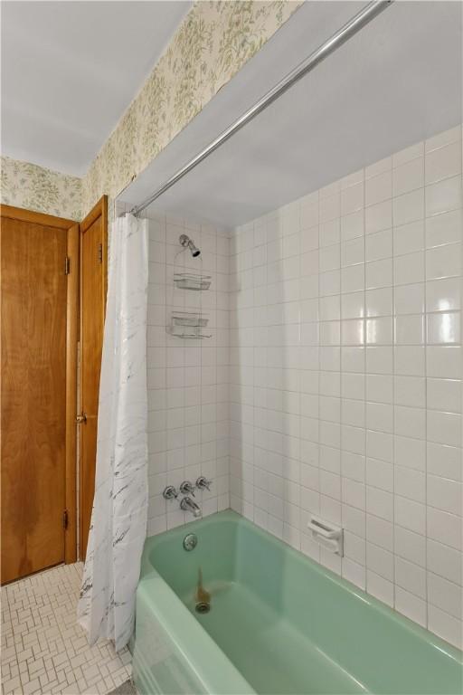 17 Lakeview Dr, Lackawannock Twp, PA 16159 - bathroom with wallpapered walls and shower / bath combo