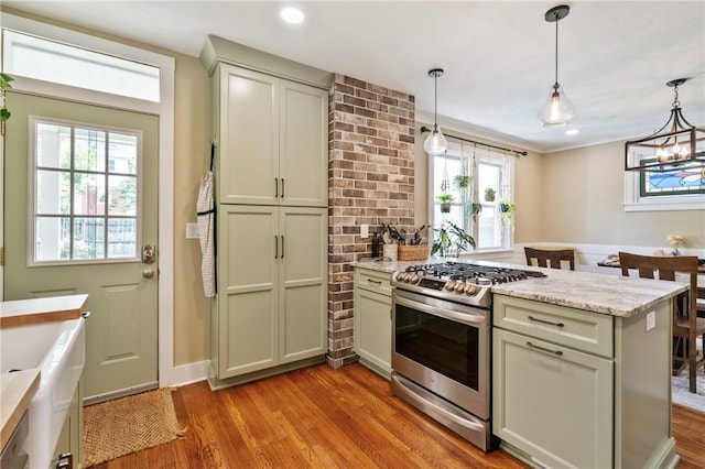 1403 Creedmoor Ave, Brookline, PA 15226 - kitchen featuring stainless steel gas range oven, a peninsula, light wood-style floors, decorative light fixtures, and recessed lighting