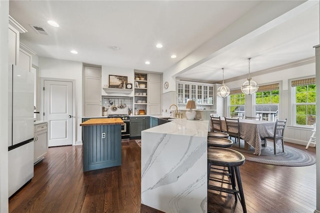 108 Berkshire Ct, Ohio Twp, PA 15237 - kitchen with freestanding refrigerator, butcher block counters, dark wood-style floors, a kitchen island, and stainless steel range