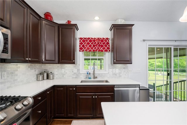 565 Tara Ct, Saxonburg Boro, PA 16056 - kitchen featuring stainless steel appliances, a sink, tasteful backsplash, light countertops, and a textured ceiling