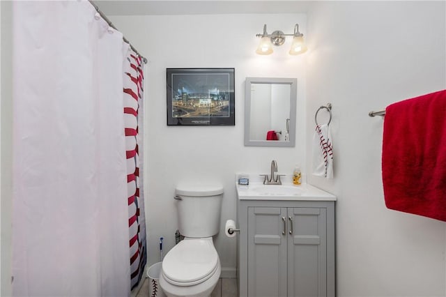 565 Tara Ct, Saxonburg Boro, PA 16056 - full bath featuring toilet, vanity, and a shower with shower curtain