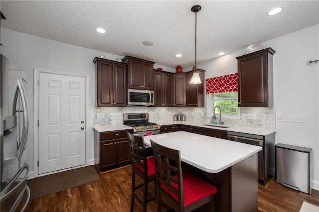 565 Tara Ct, Saxonburg Boro, PA 16056 - kitchen featuring appliances with stainless steel finishes, a sink, dark wood-style flooring, light countertops, and recessed lighting