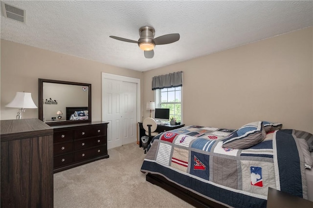 565 Tara Ct, Saxonburg Boro, PA 16056 - bedroom featuring light carpet, a closet, ceiling fan, and a textured ceiling