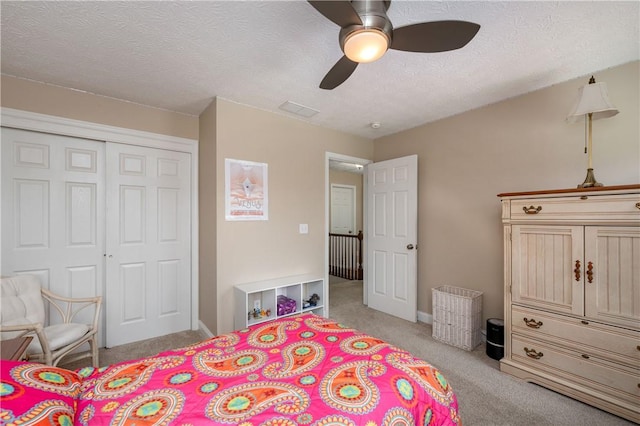 565 Tara Ct, Saxonburg Boro, PA 16056 - bedroom featuring light carpet, a closet, a ceiling fan, and a textured ceiling