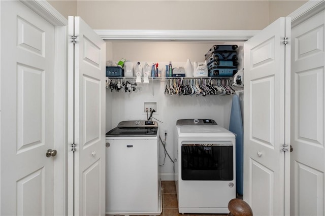 565 Tara Ct, Saxonburg Boro, PA 16056 - laundry room with independent washer and dryer and tile patterned flooring