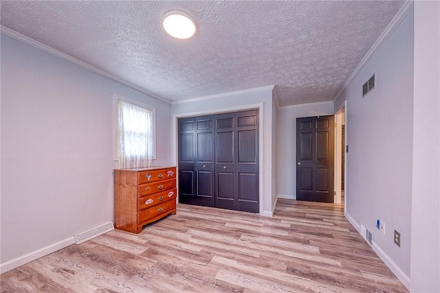 4822 W State St, Mahoning Twp Law, PA 16116 - unfurnished bedroom featuring wood finished floors, crown molding, a textured ceiling, a closet, and baseboards