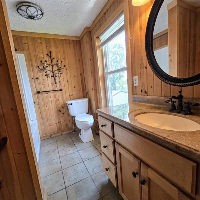 1911 Carolyn St, Farrell, PA 16121 - full bathroom with toilet, vanity, wood walls, a tub, and a textured ceiling