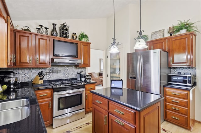 100 Welty Dr, Allegheny Twp Wml, PA 15068 - kitchen featuring appliances with stainless steel finishes, under cabinet range hood, backsplash, a kitchen island, and a sink