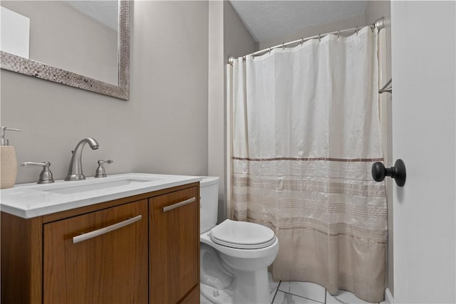 509 Cresthaven Dr, Plum Boro, PA 15239 - full bath with a textured ceiling, toilet, vanity, and curtained shower