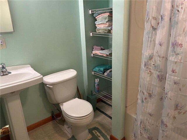 1214 Ridge Blvd, Dunbar Twp, PA 15425 - full bathroom featuring toilet, shower / tub combo, baseboards, and a sink