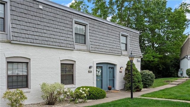 718 Carriage Cir, Pennsbury, PA 15205 - view of property featuring mansard roof, brick siding, and a front yard