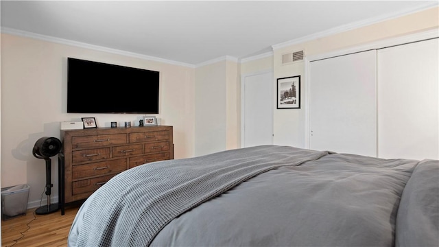 718 Carriage Cir, Pennsbury, PA 15205 - bedroom featuring crown molding, light wood-type flooring, a closet, and baseboards