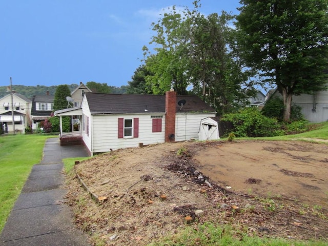 945 Roup Ave, Brackenridge, PA 15014 - view of front of property with a chimney and a front yard