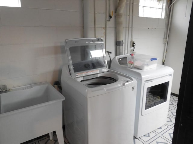 1118 Fairlane Dr, Hopewell Twp Bea, PA 15001 - laundry area with separate washer and dryer