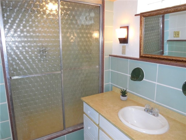 1118 Fairlane Dr, Hopewell Twp Bea, PA 15001 - full bath featuring vanity and a shower with shower door