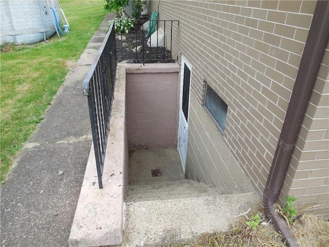 1118 Fairlane Dr, Hopewell Twp Bea, PA 15001 - view of stairway